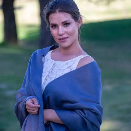 Alpaca shawl instead of bridesmaid bouquet