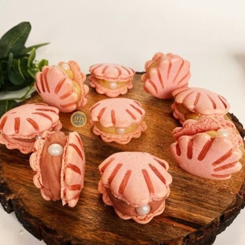 Seashell macaron with pearl