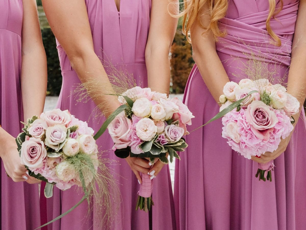Bridesmaid Bouquet Size Guide featured image showing bridesmaids in pink dresses holding bouquets