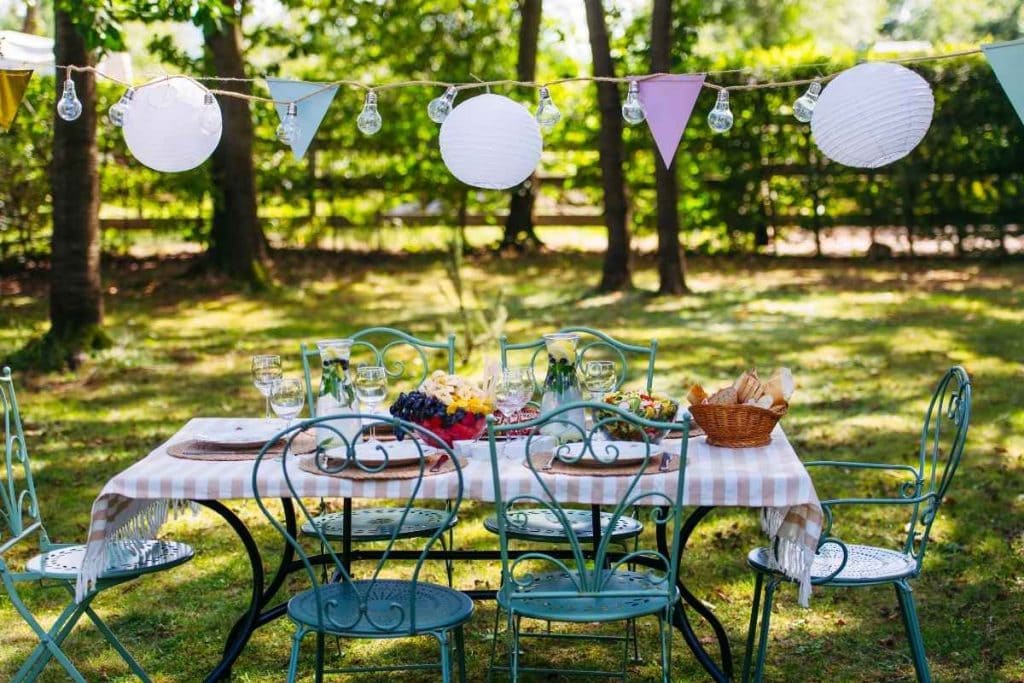 Outdoor dining table at a coed wedding shower